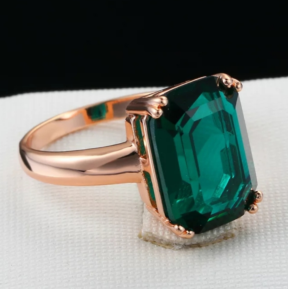 Vintage cubic zircon rose gold green ring size 8